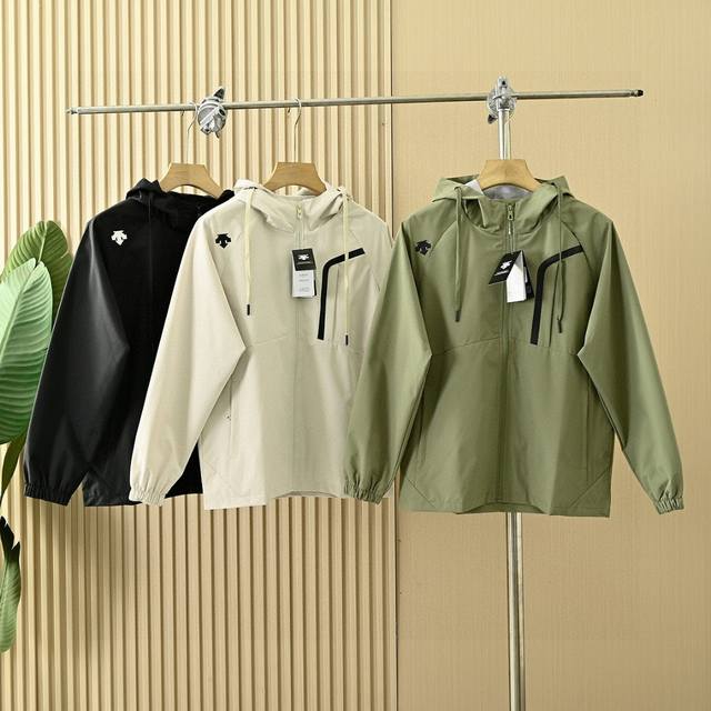 上新 Descente 25年春夏季轻薄迪桑特户外防风防水拉链连帽休闲冲锋衣夹克功能性薄款外套， 面料采用轻薄、防风，透气，轻量，耐磨，Dwr处理 防泼水 能凝