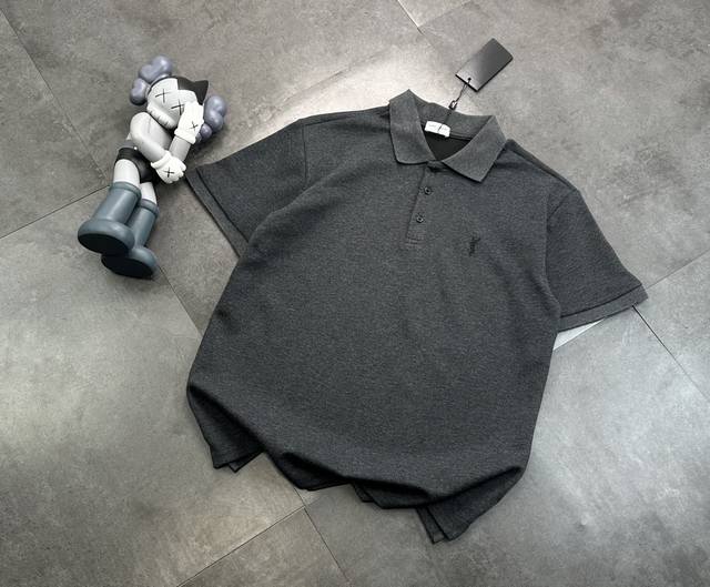 潮牌Saint Laurent Paris Ysl圣罗兰灰色新款刺绣Polo衫短袖 男女同款情侣 混纺双面珠地面料 克重240克 定制螺纹无色差！纽扣定制字母L