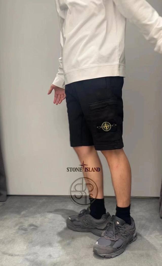 stone Lsland石头岛毛圈纯棉松紧腰五分裤短裤 大身毛圈的面料，纯棉质地，透气不闷，不黏肤，上身超级好看。侧边徽标，有辨识度又极具质感。天渐热，喜欢的入