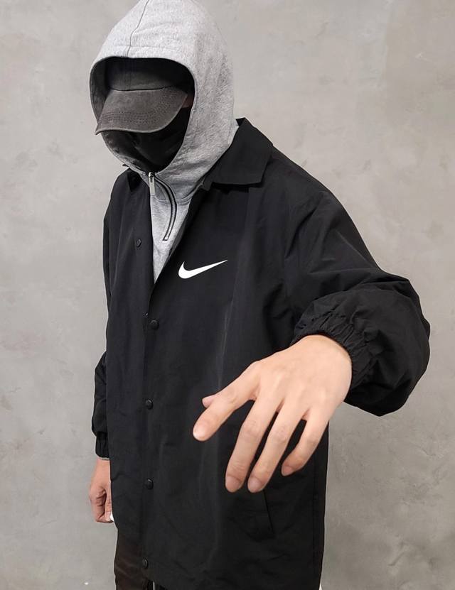 nikexstussy耐克联名斯图西8089立领教练夹克外套 精选优质梭织加厚面料 匀整光洁 吸湿耐磨不易折 厚实板正上身超赞宽松版型结合立体裁剪工艺 留有充裕