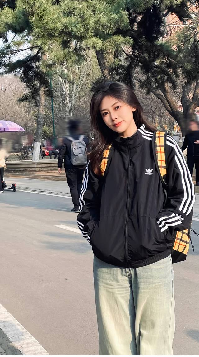 早春秋必备阿迪达斯翻领三条杠外套 时尚真的是个圈 火了好多年的经典翻领外套 立领设计，透气舒适，保持身体干爽 颜色 黑色 绿色 尺码S-Xxl S建议 斤内 M
