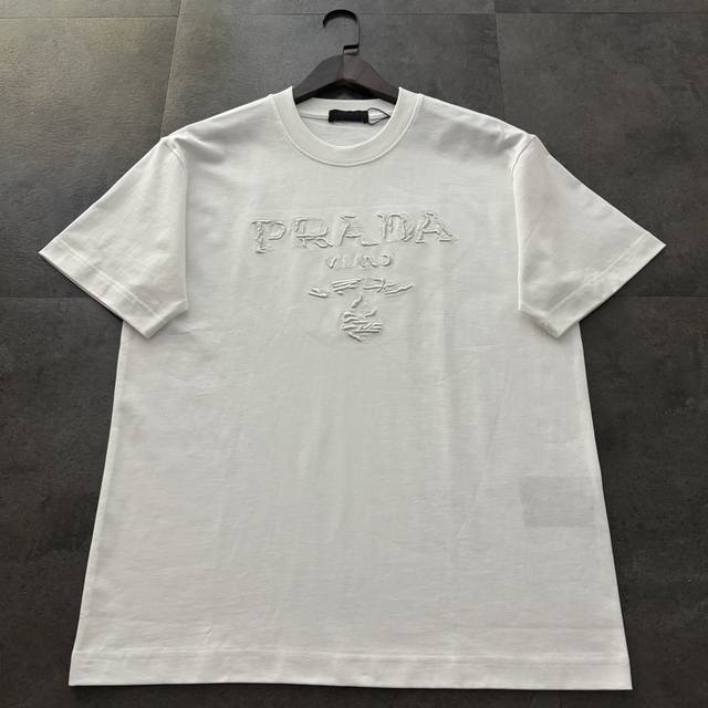 爆款推荐 Prada普拉达2025新款Logo净色绣花短袖T恤 原版面料高版本高品质 网红明星同款 定制32支精梳棉面料 万针字母Logo净色绣花 工艺 手感非