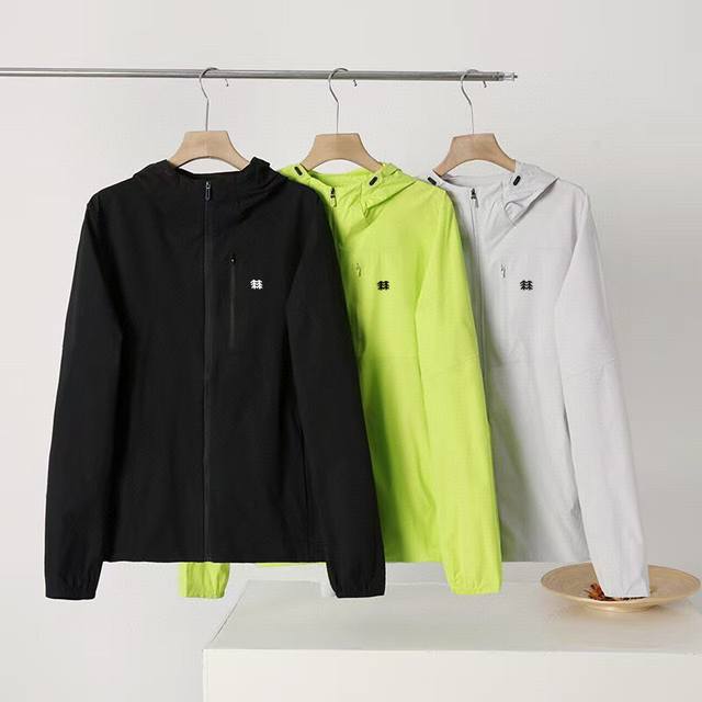 供 科隆Kolon Sport25夏季新品情侣款透气速干冰丝皮肤衣！运动轻薄宽松休闲遮阳连帽防晒衣，户外骑行显瘦防晒防紫外线外套上衣开衫皮肤衣 B1 户外探险，