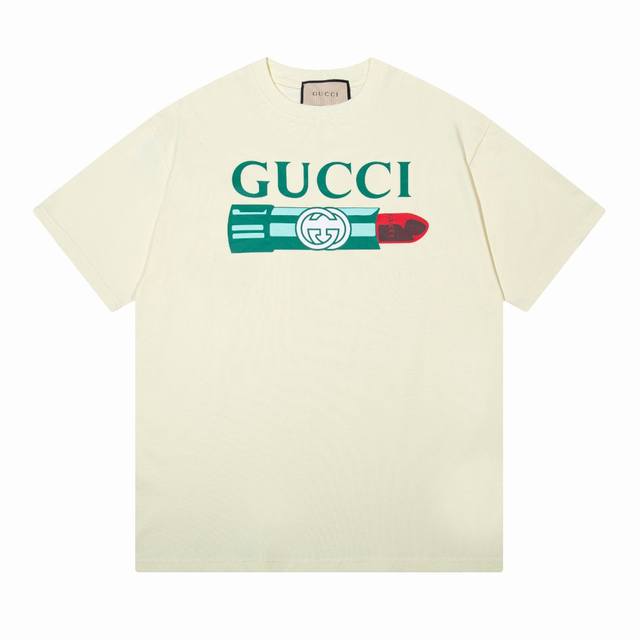 上新 供 Gucci古驰Ss24口红字母Logo印花圆领套头短袖T恤 面料采用230G双纱纯棉面料 定染颜色 电脑扫描1:1出菲林 手工丝网台版印花 进口耐水洗