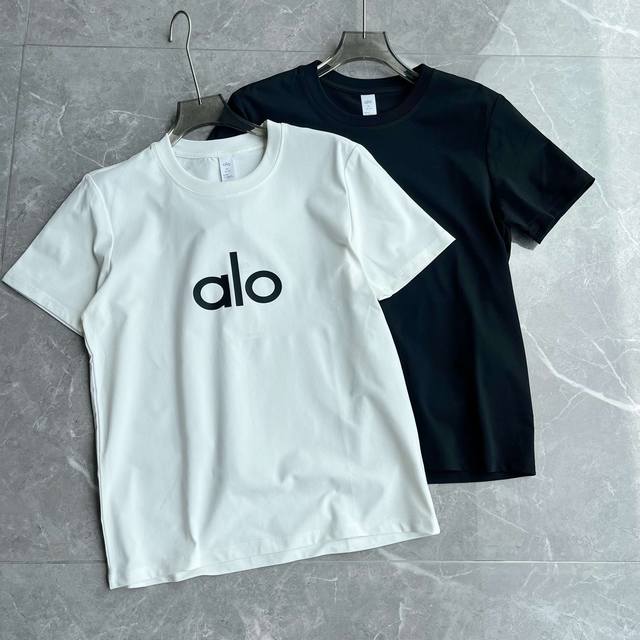 上新 Alo夏季女款百搭字母T恤 颜色:黑色，白色 尺码：M-2Xl 面料： %聚酯纤维 太百搭啦Alo字母短袖 Tee 真的爱了为夏天做足准备~ 简简约约才是