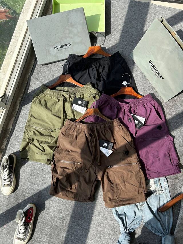 descente迪桑特夏季休闲工装短裤，既要满足它出色的户外性能透气、速干抗撕裂等等同时还要保证出色的面料质感，这并不简单！四面有弹力上身穿着舒适不紧绷轻便型的
