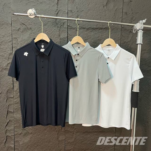descente 迪桑特 基础胸前立体硅胶Logo速干无痕Polo短袖T恤 -此款面料采用无痕抗皱面料，不变形，不褪色，袖口下摆均采用热压封边，上身挺阔有型，质