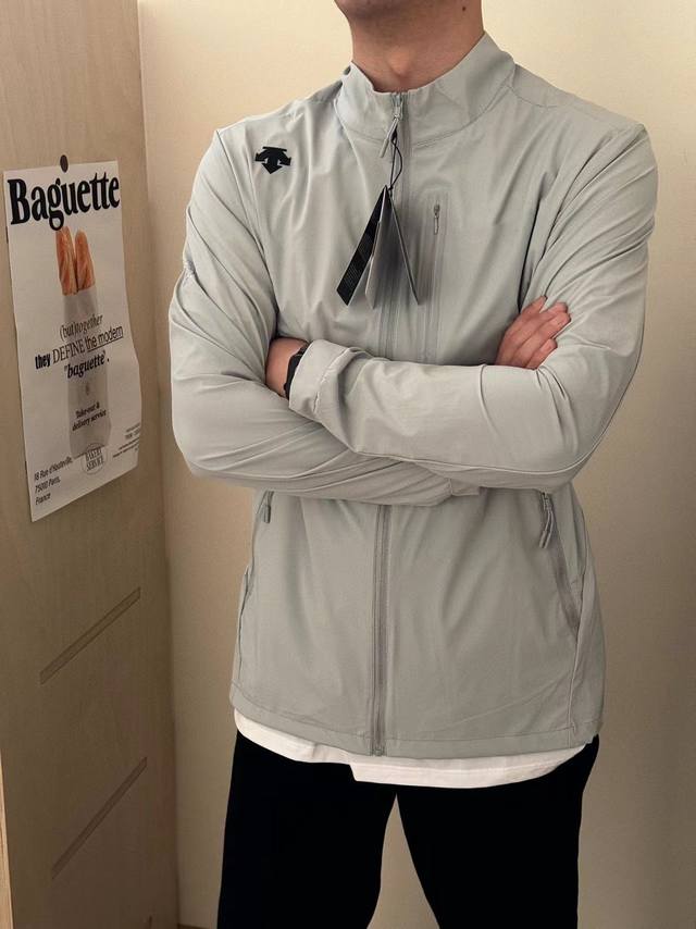 迪桑特 男款轻薄款连帽皮肤衣 一款能降温的全方位透气防晒服 定制科技面料 立体帽檐设计 全方位包裹 高效防晒 有效散热A6685 上身穿着 冰凉舒适 轻薄透气
