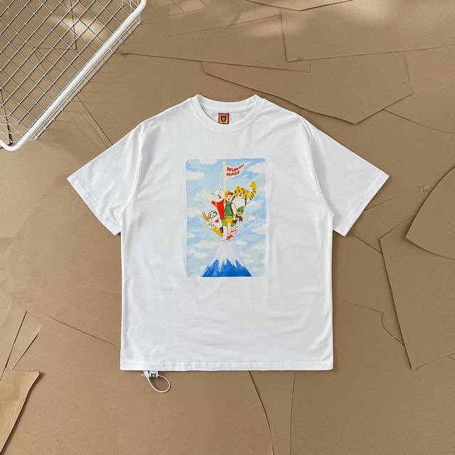 过验级Human Made插画系列富士山顶动漫人物情侣款短袖T恤 2540 这件T恤上是卡通图案，有多个可爱的卡通角色形象，它们似乎在云端之上，背景有富士山形状