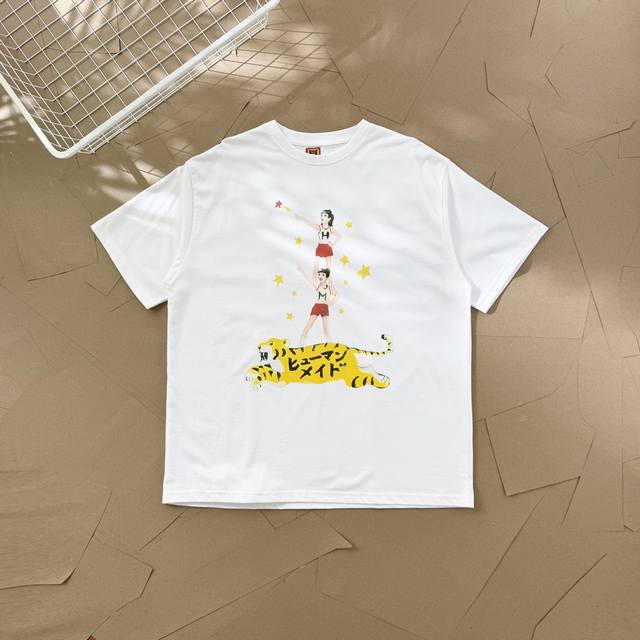 过验级Human Made插画系列骑虎叠罗汉情侣款短袖T恤 2556 这回 Keiko Sootome T-Shirt#3 印有独特的老虎图案。标题是 我们不畏