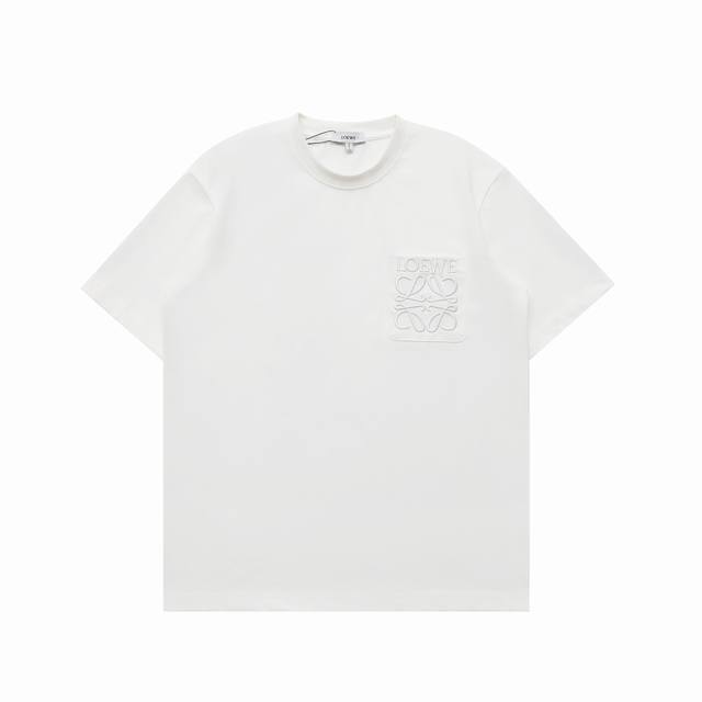 顶级复刻版本] 品名：Loewe 罗意威 新款口袋刺绣Logo休闲圆领短袖T恤 尺码：S-Xl 颜色：黑色 白色 面料: 定制280克重磅双纱纯棉 Loewe