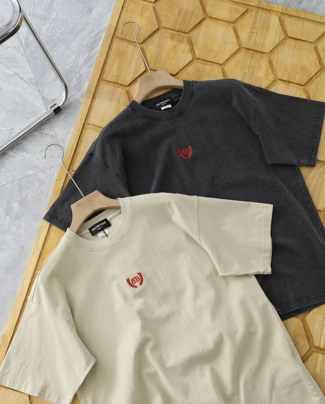 细节图 Balenciaga巴黎世家刺绣经典麦穗做旧短袖T恤 尺码偏大建议拍小一码 原版1:1复刻 重工工艺 重工炒雪花水洗做旧效果工艺区别市场通货全网最高版本