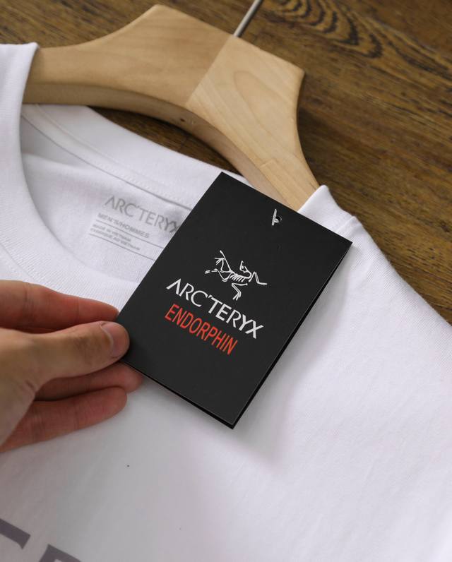 arcteryx始祖鸟 Arc'word Logo 字母Logo印花圆领短袖透气T恤 贴肤舒适，耐看又好穿， 手感非常舒服！ 时尚又个性，超级百搭好看的一款，男