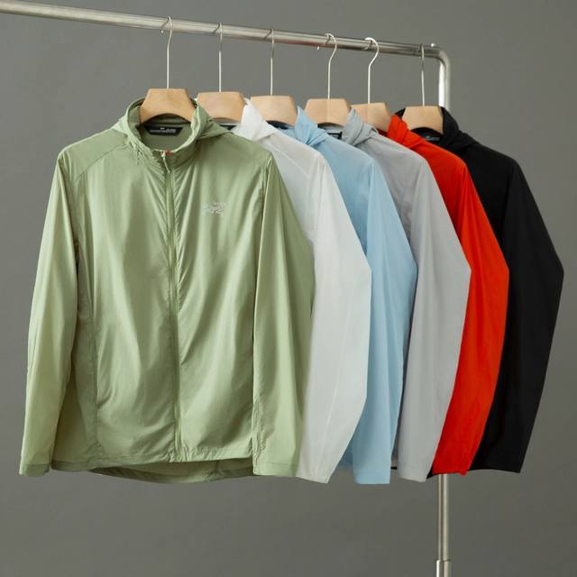 供 Arcteryx始祖鸟 Arcteryx Nodin 系列 Nodin Jacket 风壳轻量透气防风纯色夹克 隐藏帽款 男女同款 面料介绍：尼龙双6 俗称