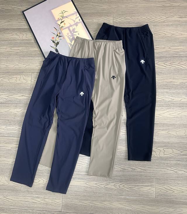 供 Descente 迪桑特 速干裤夏款梭织速干裤长裤 男士舒适弹力休闲长裤防晒吸湿速干运动裤！精致3D立体压胶Logo非常的具有立体感！等大家拿到手之后，可以