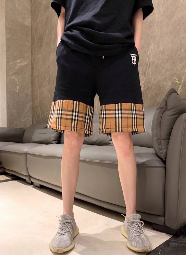 上新！ Burberry巴宝莉格子拼接情侣款短裤！宽松版型！ 黑色部分采用环保活性黑纯棉双面面料！无任何异味 绝不起球 完美工整度！上身突出亲肤！下摆采用B家御