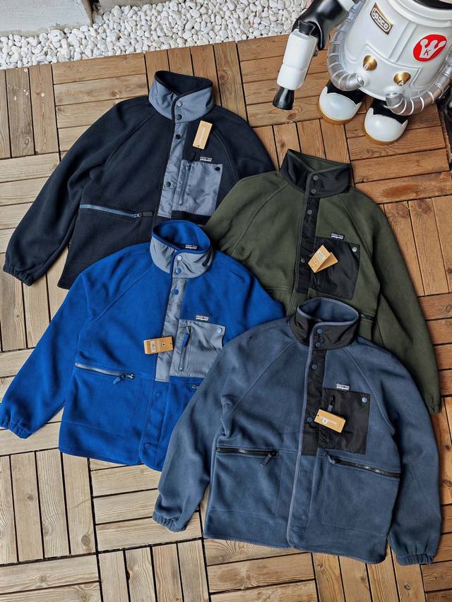patagonia巴塔哥尼亚春季户外保暖立领摇粒绒夹克外套。定制高端质感摇粒绒面料，舒适保暖透气。高温热缩工艺，固色不掉色，反复摩擦不起球。全衣立体裁剪，领口袖
