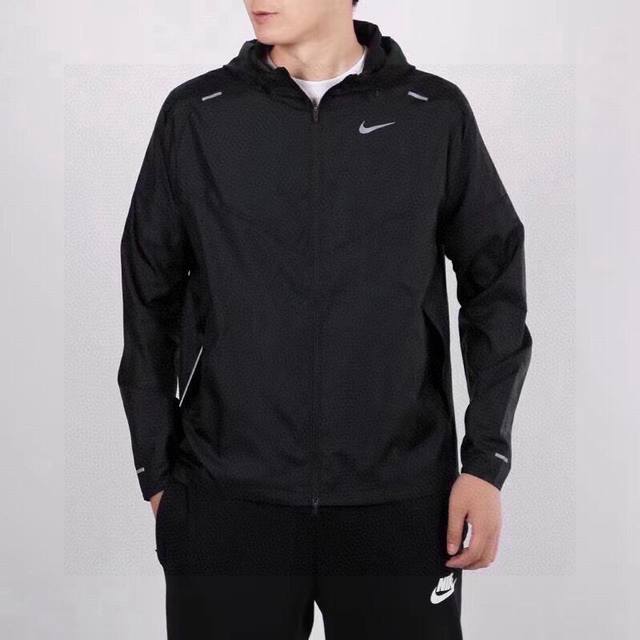 上新 3M反光Logo耐克Nike男士防晒服皮肤衣外套透气简约风基础大众款青年 专柜品质力荐好货夏季爆款Nike耐克男子风行者连帽运动户外防晒服皮肤衣！ 科技面