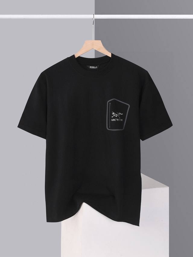 arc‘Teryx 始祖鸟，2025 Ss春夏新款 大鸟Logo印花假口袋 圆领短袖T恤男女同款 前后胸字母假口袋设计，潮酷时尚，32支双高克重纯棉洗水面料，双