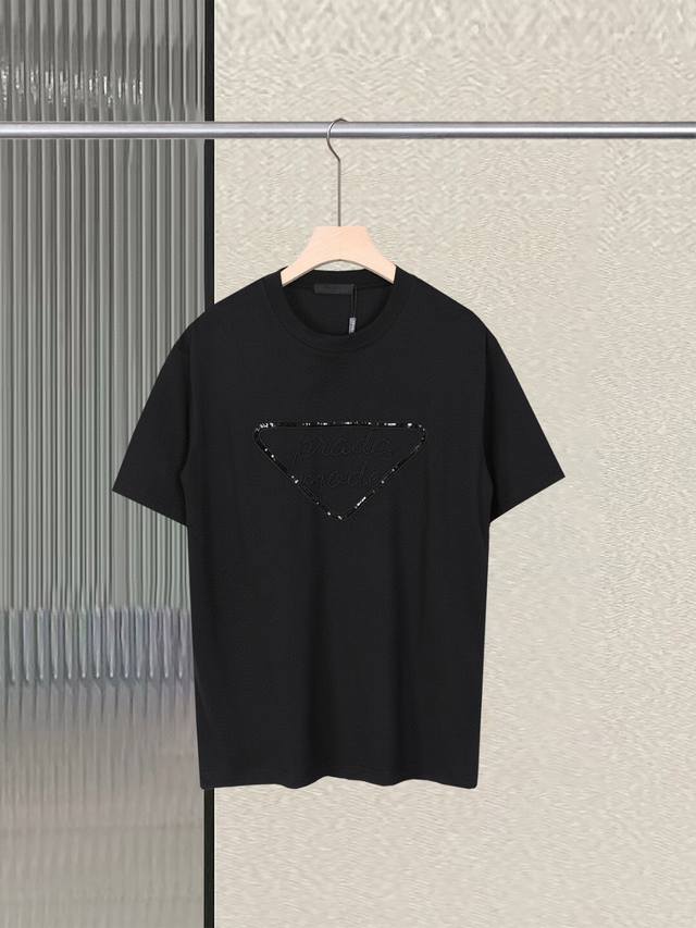 prada 普拉达，2025 Ss春夏新款三角标珠片刺绣 圆领短袖T恤男女同款 绳绣+珠片绣高克重纯棉面料，洗水+高温定型处理，不变型，不缩水，做工细致，细节满