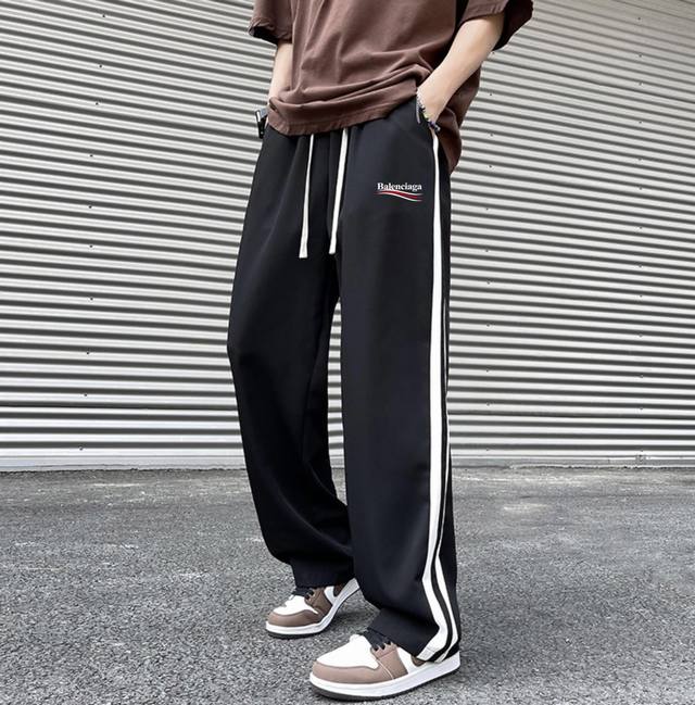 新款2025年春夏季新款巴黎世家Balenciaga休闲长裤直筒卫裤 可乐标Logo完美呈现经典 质感特赞 ， 上身舒适有型 超级百搭的一款裤子 喜欢户外旅行