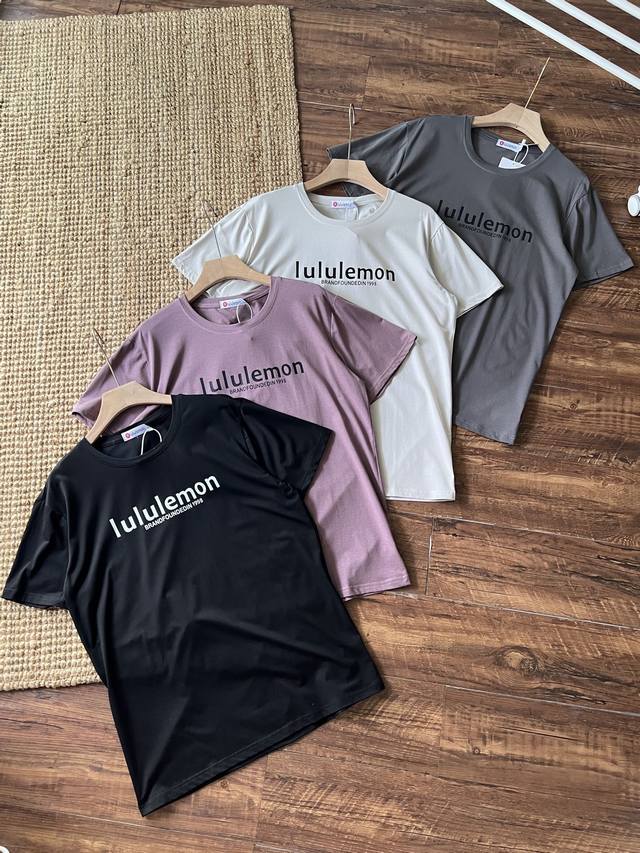 lulu字母Logo纯色圆领T恤，采用经典圆领设计，宽松的廓形剪裁，搭配弧度落肩设计，罗文领口带有四面弹力，纯棉面料触感柔软顺滑，穿着舒适，对皮肤无刺激。弹性好