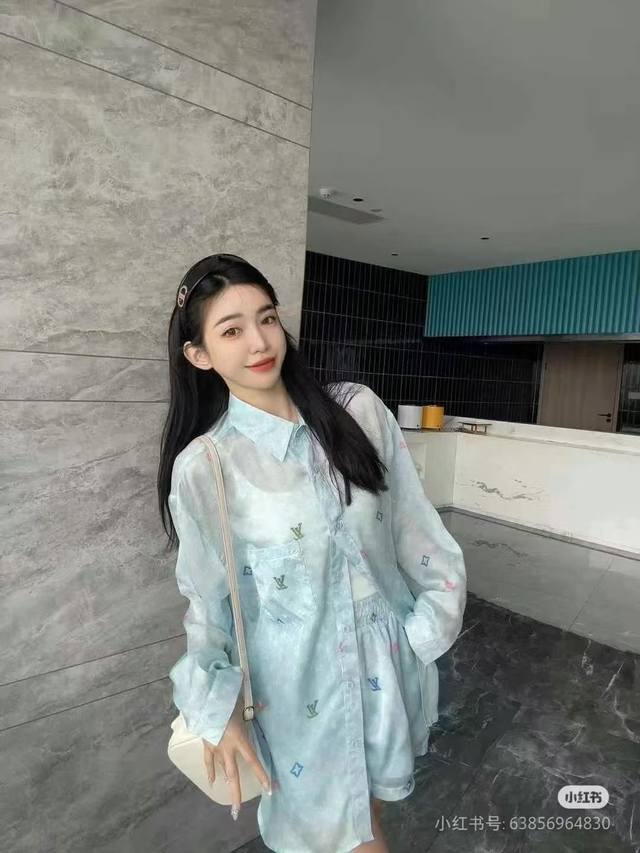 新品上新 Louis Vuitto* 彩色字母满印防晒套装 高级定制 新款Lv*驴家满印防晒套装 款号：006008 颜色：粉 蓝 尺码： 均码 80-125斤
