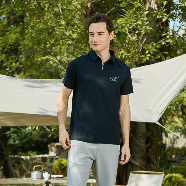 始祖鸟Arcteryx 鸟家25Ss新款户外情侣休闲Polo衫短袖T恤 专柜还原顶级复刻 款式商务通勤，经典Polo翻领设计，经典鸟家重工标志！彰显个性，使整个