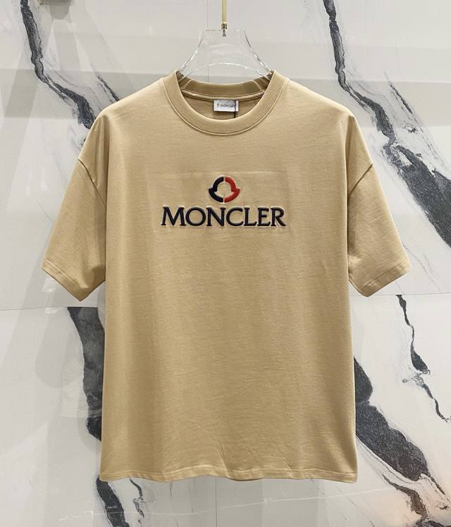 高品质 Moncler 蒙口标志性字母刺绣新款T桖！ 25Ss春夏新品，官网旗舰店同步开售，M家Loog拼色刺绣，袖口手臂章仔刺绣小标，非二次开发，原版成型，采