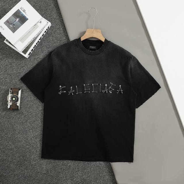 顶级复刻版本 注意：退货不要损坏别针 巴黎世家2025Ss重工别针水洗工艺.纯手工别针装饰短袖T恤.宽松版本.男女同款 本市场No.1的质量 真正天花板品质 全