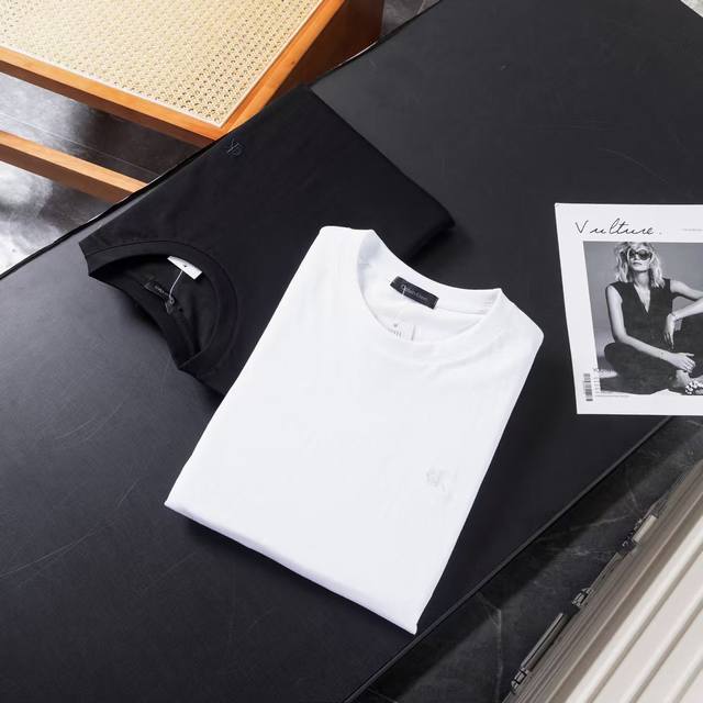 ck刺绣字母冰丝圆领短袖Calvinklein官网一致款式 面料：32支双纱260克纯棉面料 同缸同色织染螺纹 颜色一致 工艺：胸口饱满精品刺绣小标 工艺：重叠