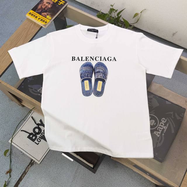 款号：Dg25673 2025新款Balenciaga巴黎世家拖鞋图案Logo字母印花休闲情侣短袖T恤，经典图案设计，朋克不羁！！采用250G克重纯棉面料，印花