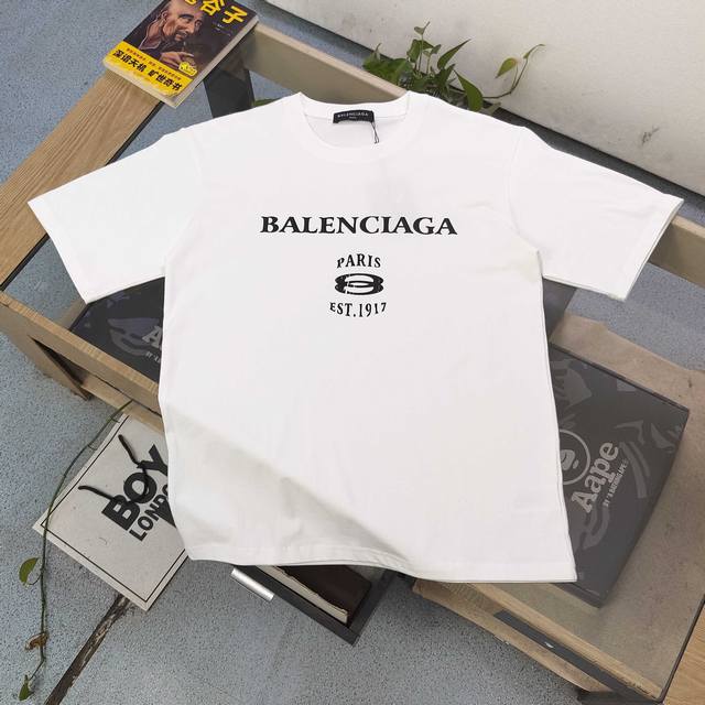 款号：Dg25672 2025新款Balenciaga巴黎世家1917字母图案Logo印花休闲情侣短袖T恤，经典图案设计，朋克不羁！！采用250G克重纯棉面料，