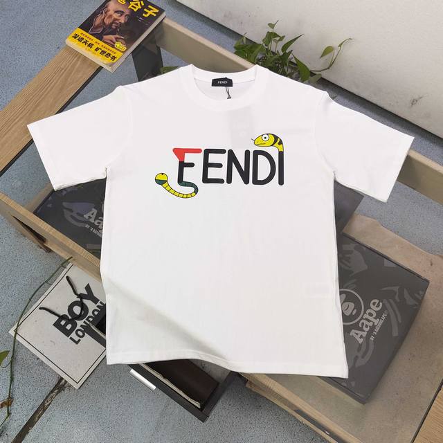 款号：Dg25665 2025新款Fendi芬迪蛇年限定图案Logo字母印花休闲情侣短袖T恤，经典图案设计，朋克不羁！！采用250G克重纯棉面料，印花很稳固的，