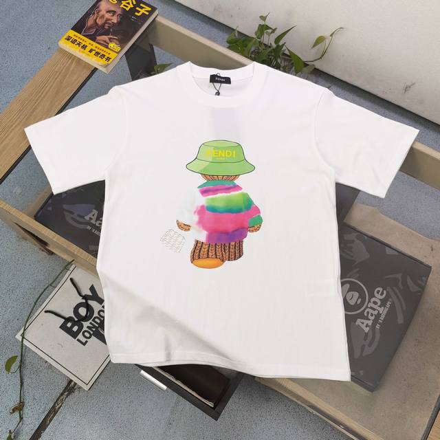 款号：Dg25664 2025新款Fendi芬迪蜡笔小男孩图案Logo字母印花休闲情侣短袖T恤，经典图案设计，朋克不羁！！采用250G克重纯棉面料，印花很稳固的