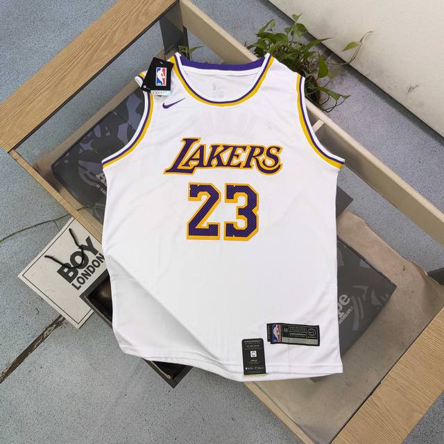 款号：Yss23 顶级刺绣 2025新款Nba耐克Nike洛杉矶湖人队勒布朗詹姆斯23号刺绣球衣篮球服，刺绣字母醒目张扬，图案动感十足，将活力展现得淋漓尽致。无