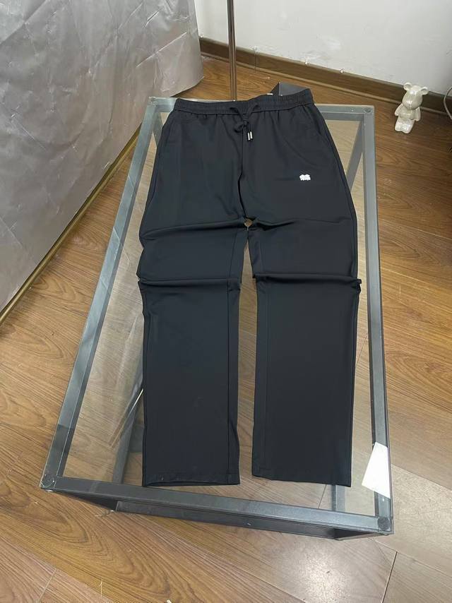 上新 实拍奉上 可隆 春夏季新款！独家爆款！克隆男士休闲功能性冰丝束脚长裤严选好货！专柜同步！ 男士休闲功能性冰丝西裤！采用一裤两用的版型设计 休闲裤的版型配上