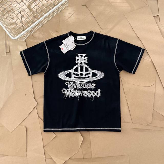 vivienne West Wood西太后薇薇安撞色土星印花明线短袖T恤 315 面料采用280G双纱爽滑棉，双纱的质感加上爽滑手感，面料整体重磅舒适，细节还原