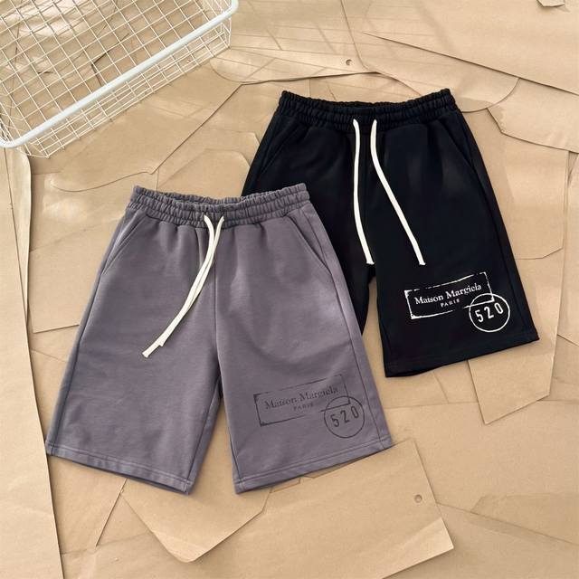 maison Margiela 马吉拉 520盖章方块印花短裤 894 面料采用380G双纱纯棉毛圈布，双纱的质感加上爽滑手感，面料整体重磅舒适，细节还原原版一