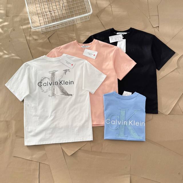 calvin Klein Ck夏季胸口纯色小标刺绣后背大字母压印短袖T恤 520 -面料采用280G双纱爽滑棉，双纱的质感加上爽滑手感，面料整体重磅舒适，细节还