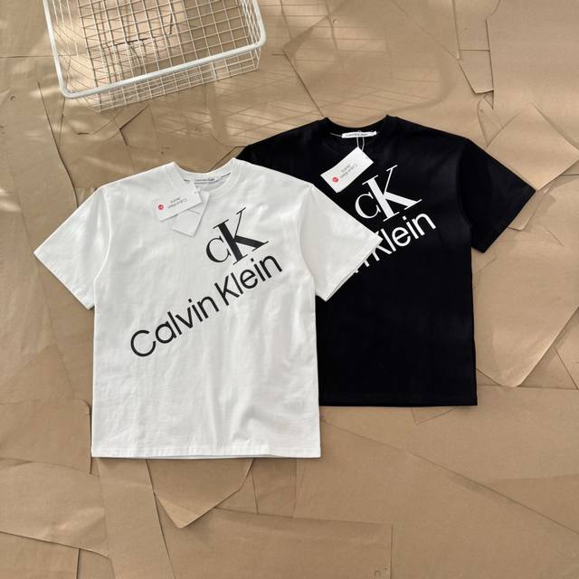calvin Klein Ck夏季斜印大字母短袖T恤 516 -面料采用280G双纱爽滑棉，双纱的质感加上爽滑手感，面料整体重磅舒适，细节还原原版一比一，亲测上