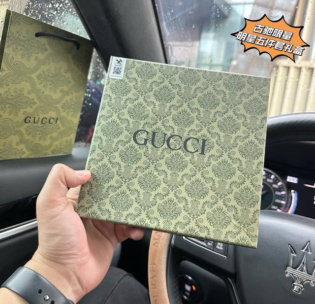 5.20情人节浮力 #爱要‘盒’盘托出，盒盖轻启时，藏着一整座春天的秘密，用意大利文艺复兴的浪漫，包裹现代爱情的赤诚，这一份爱，不藏锋芒# Gucc咕驰限量明星