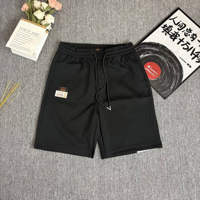 evisu 福神 笔刷式大M短裤卫裤 男女同款， 大M印花极具个性，出门不怕撞衫。 纯棉毛圈厚实面料，上身效果宽松休闲， 笔刷式的大M印花极具个性，出门不怕撞衫