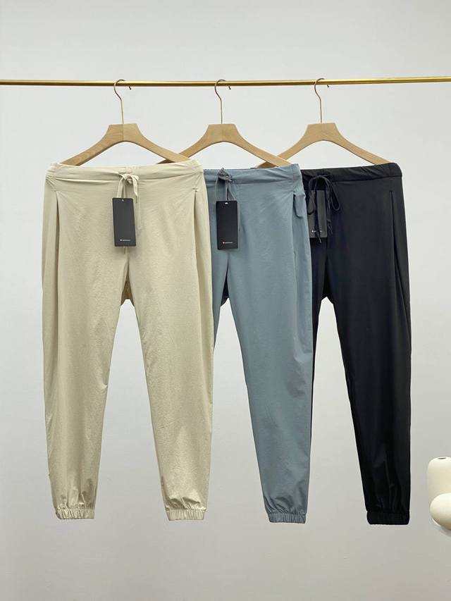 供 Lululemon Tear-Away露露 男士双侧排扣中腰运动裤，可扯开排扣运动裤扯裤，情侣款！ 穿上这条复古风运动裤，从容踏上赛道; 裤腿两侧采用排扣设