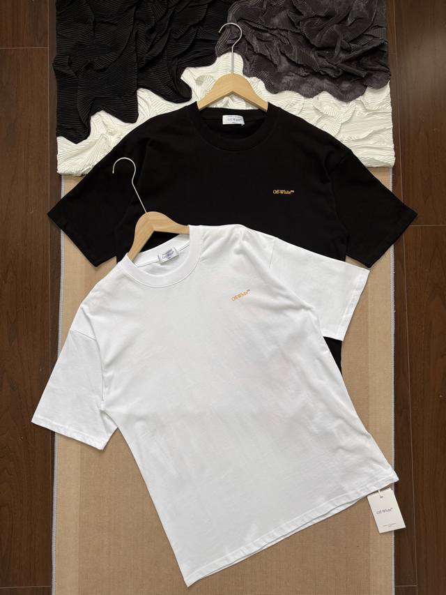 off-White 25Ss胶带箭头 高街宽松圆领短袖T恤 颜色：黑色、白色 尺码：S-Xl 面料：260克定制双纱高密度纯棉面料 工艺: 整件衣服采用精密压花