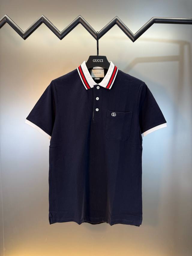顶级代购版本★Gucci古驰2025Ss古驰翻领品牌Logo口袋Polo衫 1:1高品质 高端珠地面料洗水处理 撞色滚边 双G刺绣 衣领装饰红蓝织带细节 编织衣