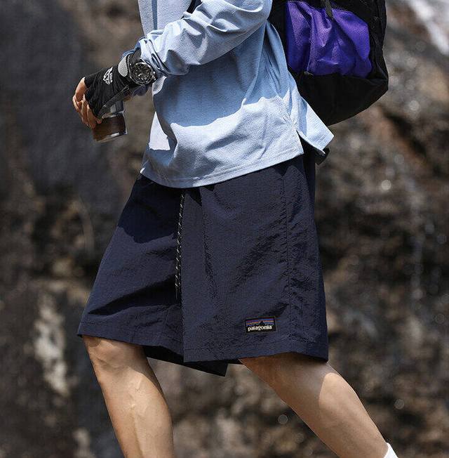 老油条上新 巴塔海外限定短裤，25Ss夏季新款五分裤，今年最流行面料冲锋裤，登山裤 上身非常简单帅气有型的一款 男女情侣款都能轻松驾驭. 面料质感非常柔软舒适