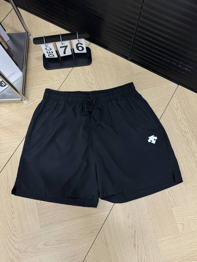 上新 Descente 迪桑特 夏季户外运动跑步健身休闲速干短裤 春夏款，跑步健身速干运动短裤！！松紧腰头搭配抽绳，穿脱自如！款式新颖，设计独特，休闲运动轻松驾