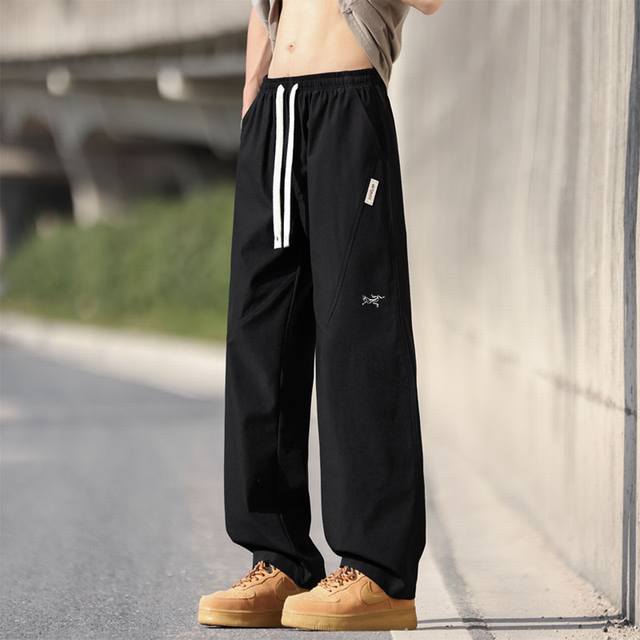 上新 Arc'teryx 始祖鸟海外户外防水冲锋裤， 男女同款 休闲裤，今年流行的面料，小红书主播推荐，上身质感满满，版型立体，完美修饰腿型，可随意日常搭配，不