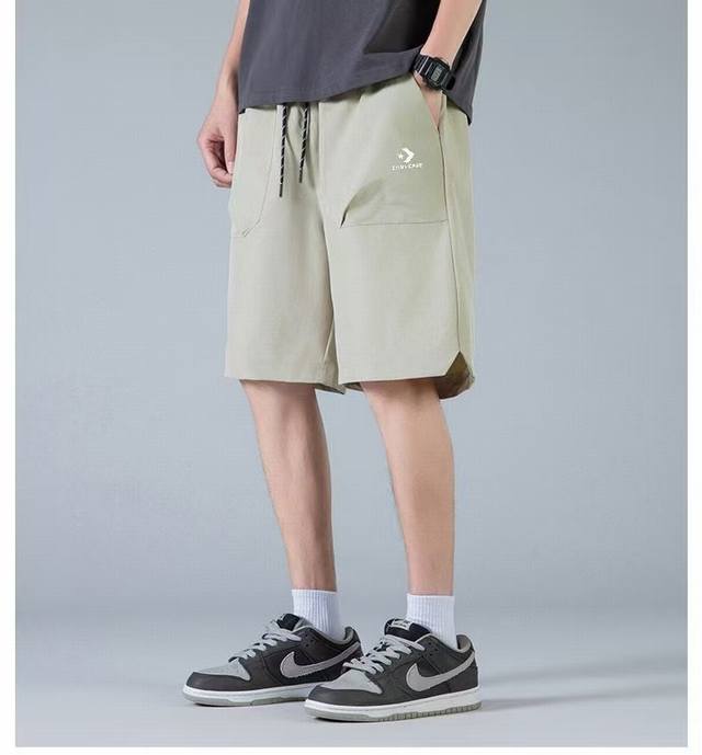 上新 Converse 匡威夏季宽松运动休闲直筒短裤。 采用高级混纺冰棉面料，触感柔和、垂感强，有厚度，穿着体验感好，舒适透气不塌不闷热不卡裆，上身效果极佳非常